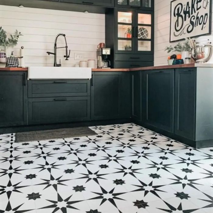 Modern kitchen with contrasting black and white patterned vinyl tiles