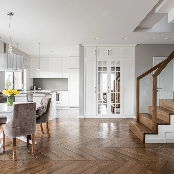 Open-plan kitchen and a chevron wooden flooring beneath