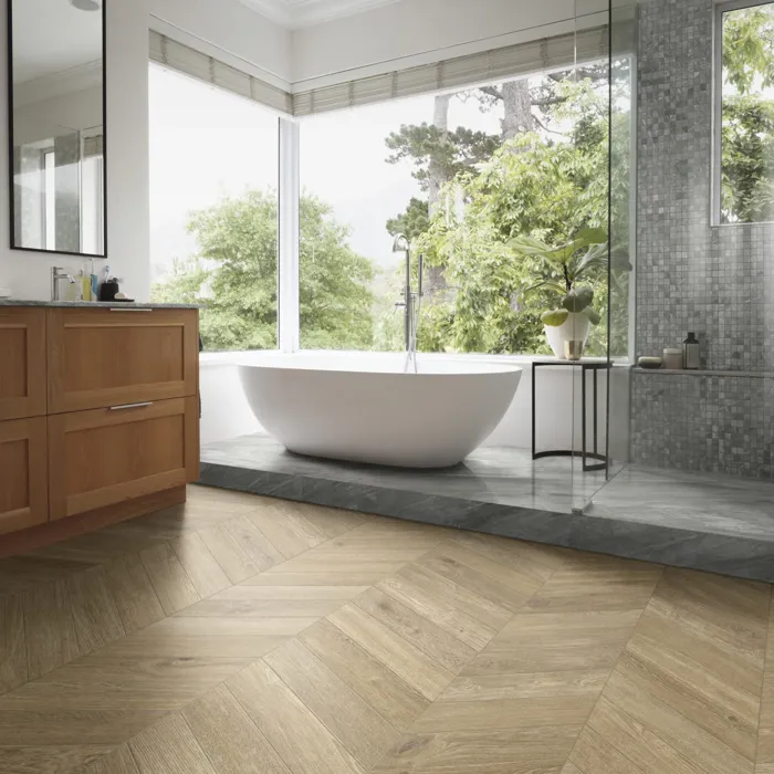 Airy bathroom with wood-effect porcelain tiles