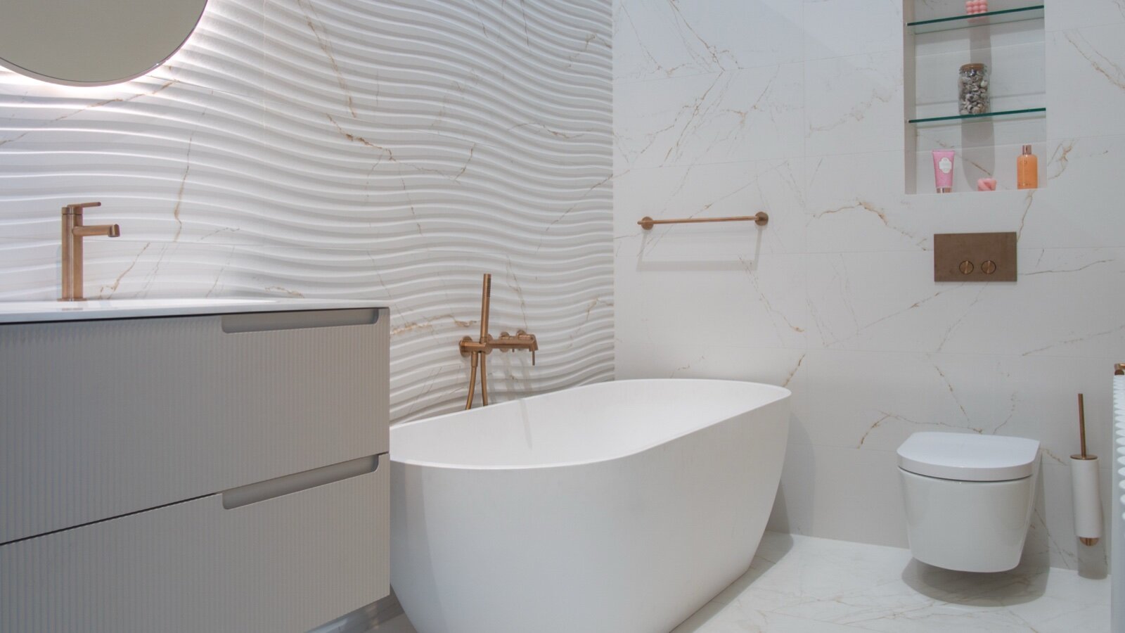 Marble-effect porcelain wall tiles around a freestanding bath